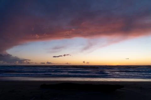 Walking on a cold beach at sunset in winter Foto stock