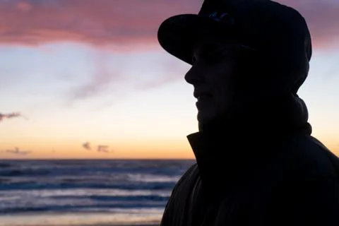 Walking on a cold beach at sunset in winter Foto stock