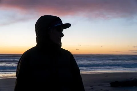 Walking on a cold beach at sunset in winter Foto stock