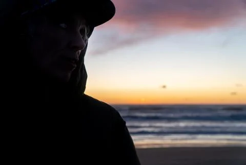 Walking on a cold beach at sunset in winter Foto stock