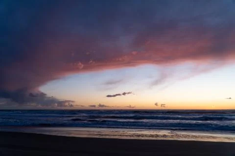 Walking on a cold beach at sunset in winter Foto stock