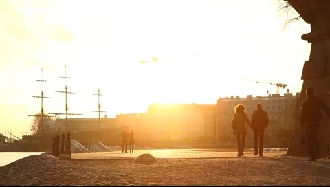 Walking couple in the sunset Vídeos de archivo 3074724