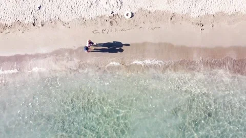Walking Couple at Turquoise Beach Video stock 137291905