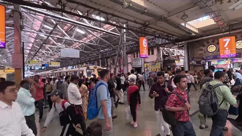 Walking crowds in a Railway Platform. Traffic movement, and people commuting. Stock-Footage 334380614