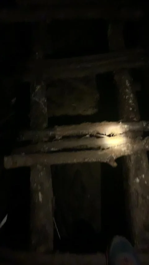 Walking in a dark cave, Vang Vieng Видео 343320269