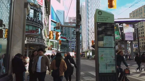 Walking down busy Yonge Street towards the popular Winner Shopping Centre. Stock-Footage 323094908