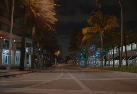 Walking Down a Empty Street at Night Vidéo 129792660