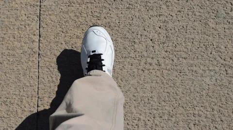 Walking down Vidéo 39240746