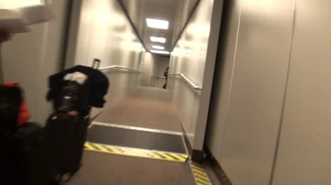 Walking down Jetway 動画素材 1122822
