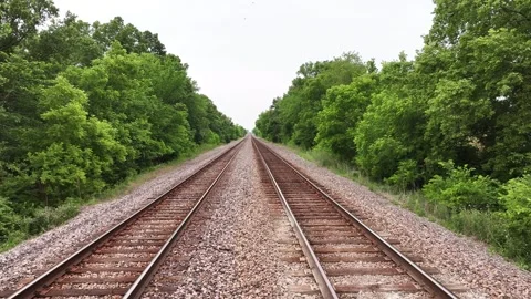 Walking down railroad tracks. Vídeo Stock 243603345