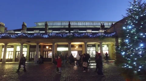 Walking down the side of Covent Garden during the Christmas period past the pill 库存影片 58049656