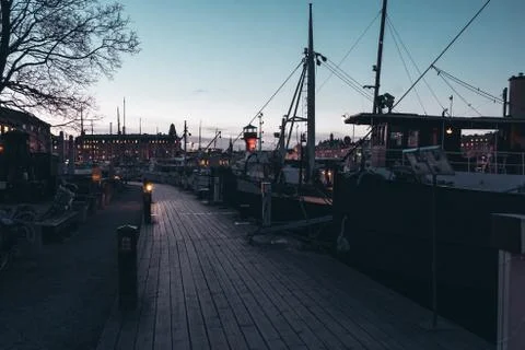 Walking down a small pier at sunset with lots of small boats, Stockholm Swede Foto stock