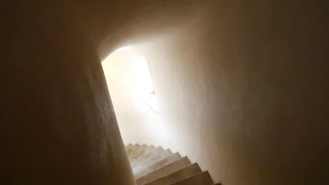 Walking down the stairs in the old castle tower. Medieval castle corridors. 库存影片 92194390