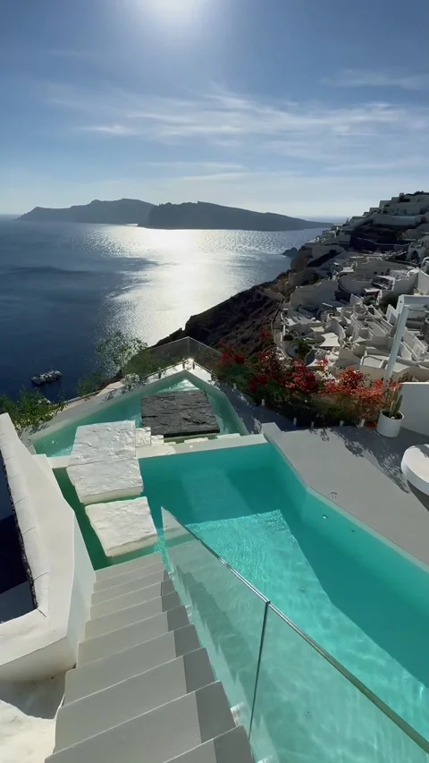 Walking down the stairs with view to luxurious apartment pools in Santorini. Vídeos de archivo 334010376