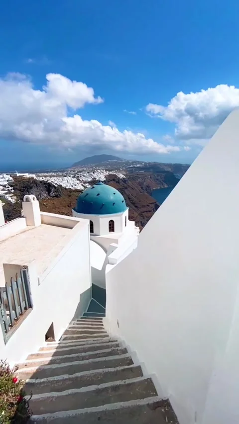 Walking down a whitewashed path in Santorini with view to the Caldera. Vídeos de archivo 334010360