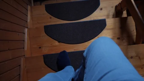 Walking down a wooden staircase Vídeo Stock 127128432
