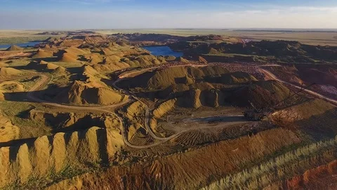 Walking excavator draws ore. Sunset. Bird's eye view Vídeo Stock 73457700