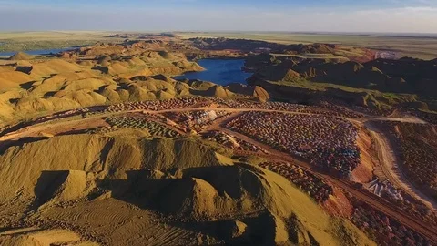 Walking excavator draws ore. Sunset. Bird's eye view 库存影片 73489765