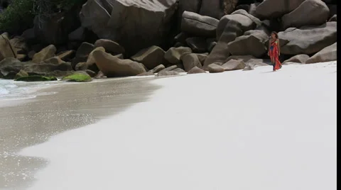 Walking on the exotic beach Vidéo 36162444