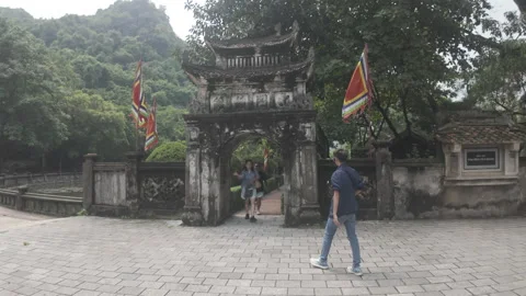 Walking forward to small gate of temple in the morning Видео 289800543