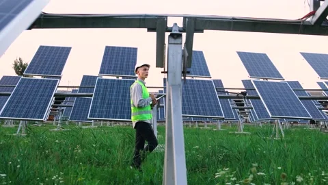 Walking frame, sideways, with an engineer equipped with a safety. Video stock 140204638