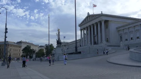Walking in front of the Austrian Parliament Building, Vienna Vídeos de archivo 59595871