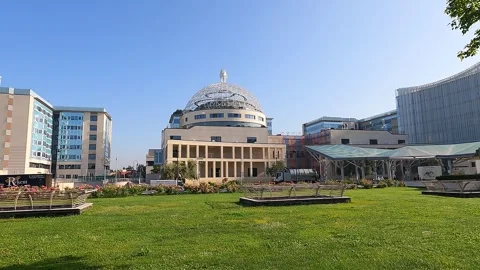 Walking in front of the dome of San Raffaele hospital Vídeo Stock 242364010