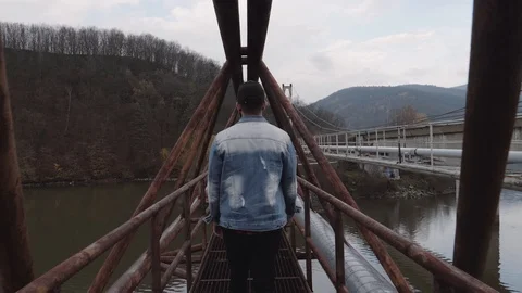 Walking on the gas bridge 库存影片 119548193