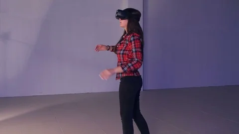 Walking girl experiencing virtual reality through VR glasses Vídeo Stock 74392302