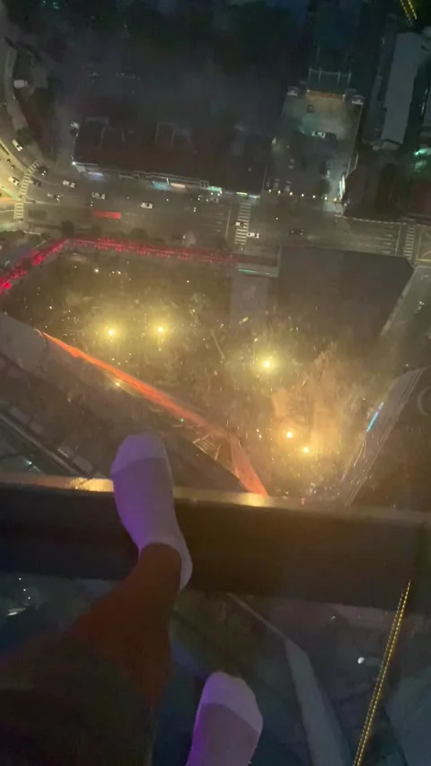 Walking on a glass floor over George Town by night Vidéo 343557577