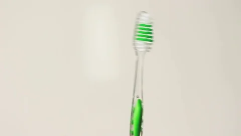 Walking green toothbrush Stockbeeldmateriaal 76999380