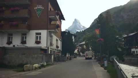 Walking Hyperlapse in charming, cute alpine town of Swiss Zermatt (Matterhorn) Vídeo Stock 195962967