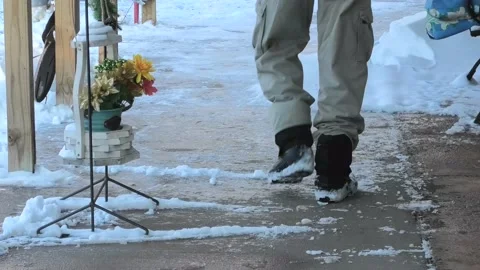 Walking on an Icy Sidewalk 库存影片 145607767