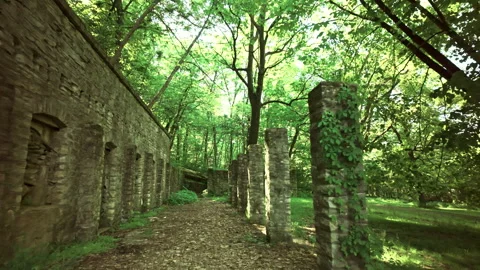 Walking Inside Abandoned Stone Colonnade WPA Ruins Missouri Forest 4K Stockbeeldmateriaal 333600497