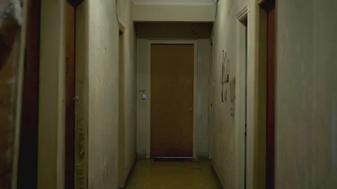 Walking inside a long dark hallway of old apartment building Vídeos de archivo 72183222
