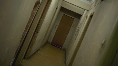 Walking inside a long dark hallway of old apartment building Vídeos de archivo 72186871