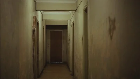 Walking inside a long dark hallway of old apartment building Vídeos de archivo 72321518