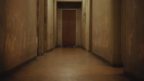 Walking inside a long dark hallway of old apartment building Vídeos de archivo 72321639