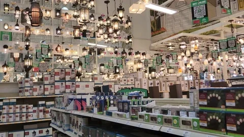 Walking Inside of Menards Retailer Vidéo 211394483