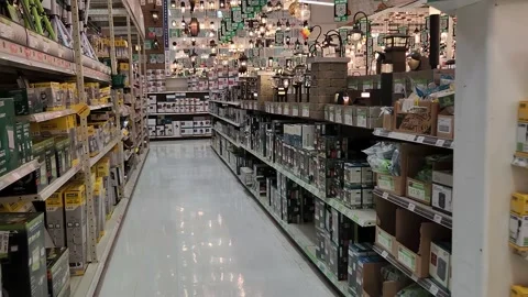 Walking Inside of Menards Retailer Vidéo 211394484