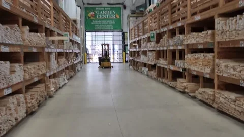 Walking Inside of Menards Retailer Vidéo 211395197