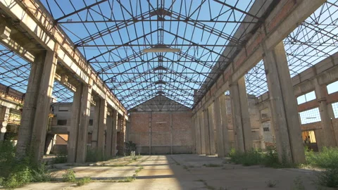Walking inside an old abandoned factory 動画素材 132986910