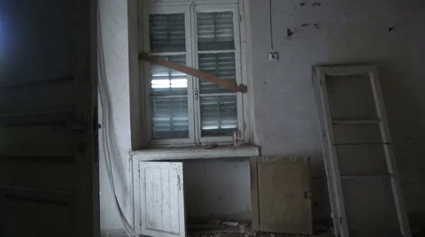 Walking Inside a Ruined House Видео 62741288
