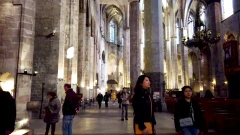 Walking inside the Temple of Santa Maria del Mar is a Gothic church Vidéo 245394388