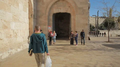 Walking to Jaffa Gate Vídeos de archivo 60959397