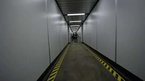 Walking off Jet Way 動画素材 9026149