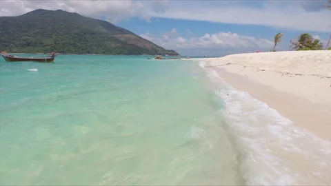 Walking on Ko Lipe Beach Видео 104299973