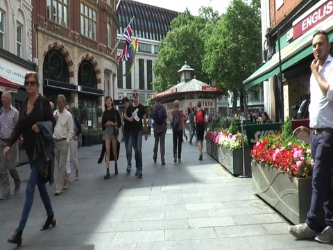 Walking into Leicester Square 스톡 동영상 79074677