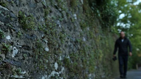 Walking man near wall Video stock 101340249