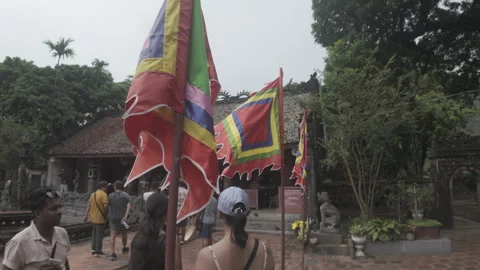 Walking move forward towards a temple with tourists in slow mo Видео 290076046
